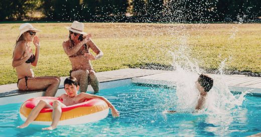 Qu’est-ce qu’une piscine coque polyester ?